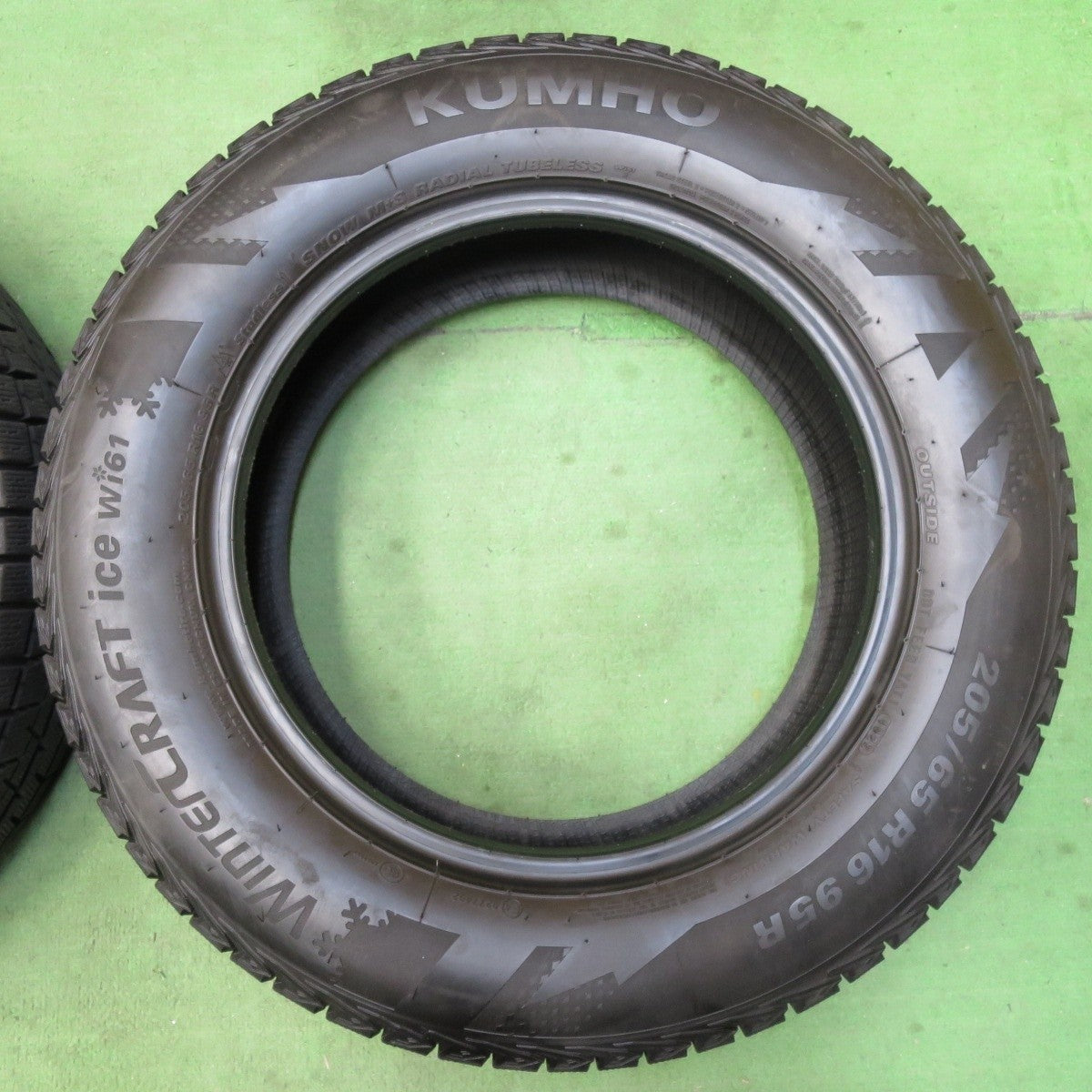 バリ溝！22年！9.5分以上★スタッドレス 205/65R16 クムホ ウィンタークラフト アイス Wi61 タイヤ 16インチ ヤリスクロス セレナ ティアナ 等★5032011イスタ