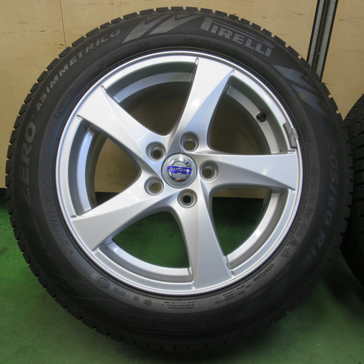 バリ溝！24年！9分★ボルボ V60 純正 205/60R16 スタッドレス ピレリ アイスゼロ アシンメトリコ 16インチ PCD108/5H★6042510イス