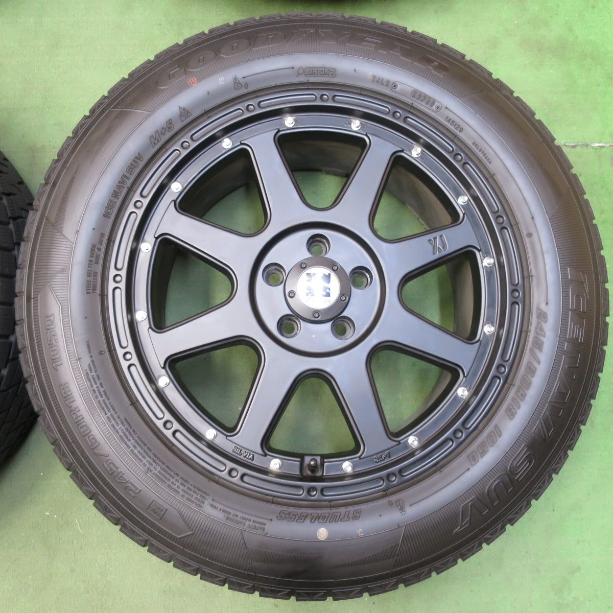 バリ溝！キレイ！9.5分★XTREME-J MLJ XJ 245/60R18 スタッドレス グッドイヤー アイスナビ SUV 18インチ エクストリームJ PCD114.3/5H★5110307イス