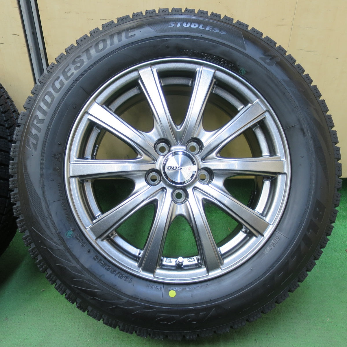 未使用！24年★プリウス 等 195/65R15 スタッドレス ブリヂストン ブリザック VRX2 D.O.S. DOS 15インチ PCD100/5H★5090102イス