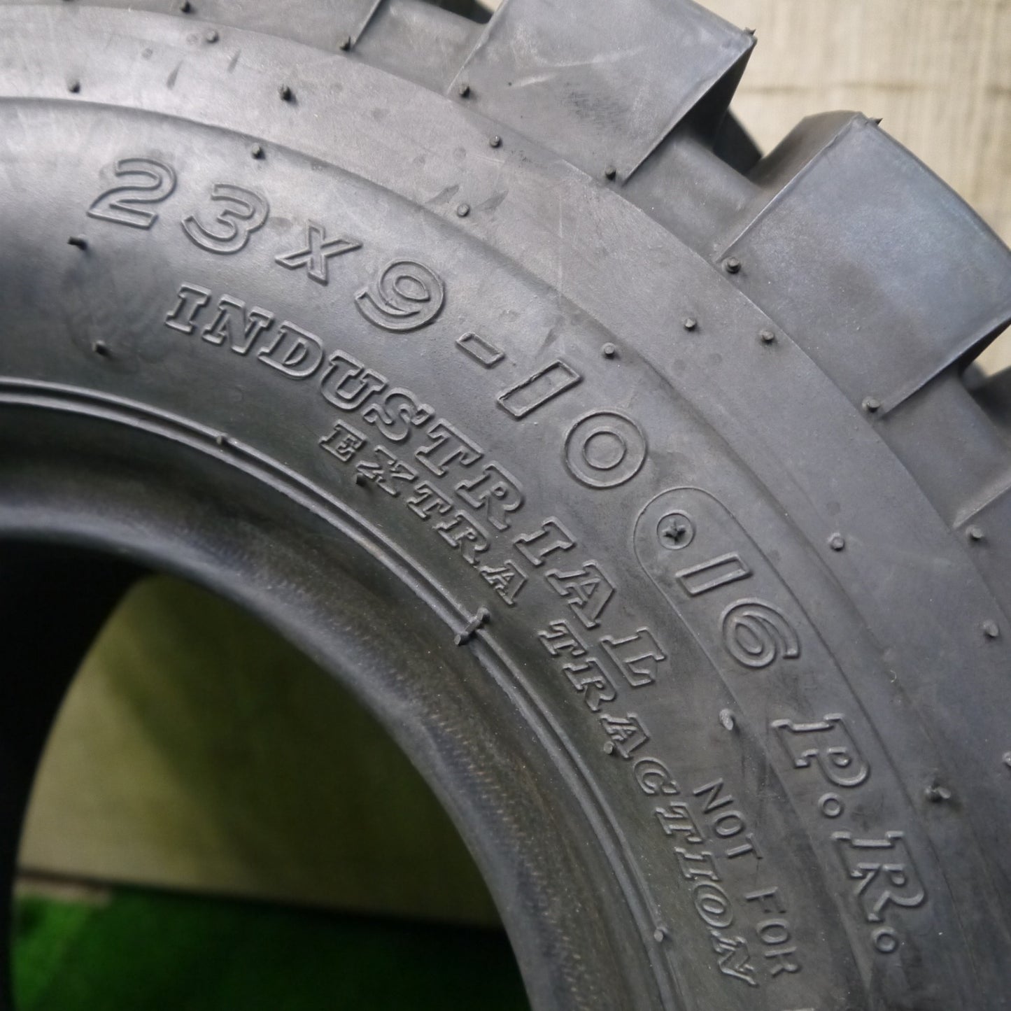未使用！25年！2本★フォークリフト タイヤ 23×9-10 16PR ダンロップ POWER LIFTER M 21×8/23×9R10★6063005KKノタ