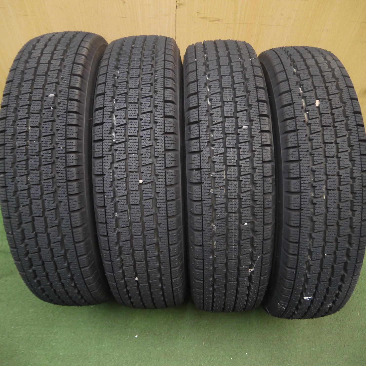 *送料無料* 超バリ溝！20年！キレイ！ほぼ10分★スタッドレス 145R12 6PR ブリヂストン W300 STRANGER ストレンジャー 12インチ PCD100/4H★4041503Hス