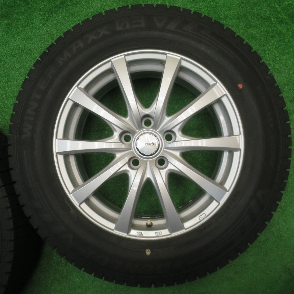 バリ溝！24年！キレイ！9.5分以上★スタッドレス 225/65R17 ダンロップ ウインターマックス03 ravrion RS01 ラブリオン 17インチ PCD114.3/5H★5101601NJス