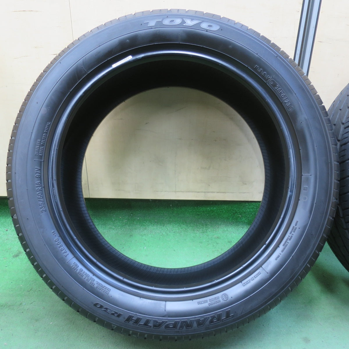 バリ溝！23年！9.5分★235/50R18 トーヨー トランパス R30 タイヤ 18インチ アルファード ヴェルファイア 等★6022104イノタ