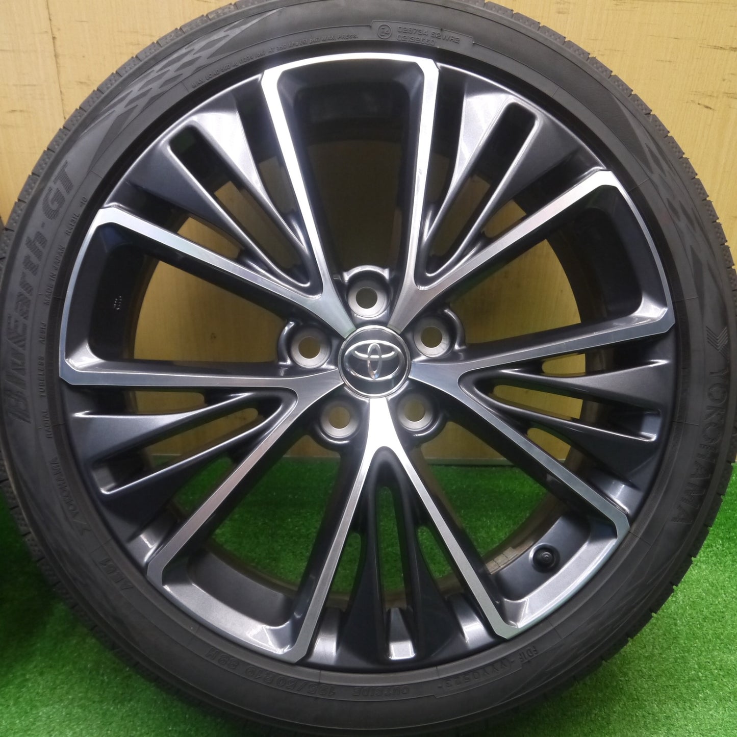 [送料無料] バリ溝！23年！キレイ！9.5分★トヨタ 60系 プリウス Zグレード 純正 195/50R19 ヨコハマ BluEarth-GT 19インチ PCD114.3/5H★4092507Hノ