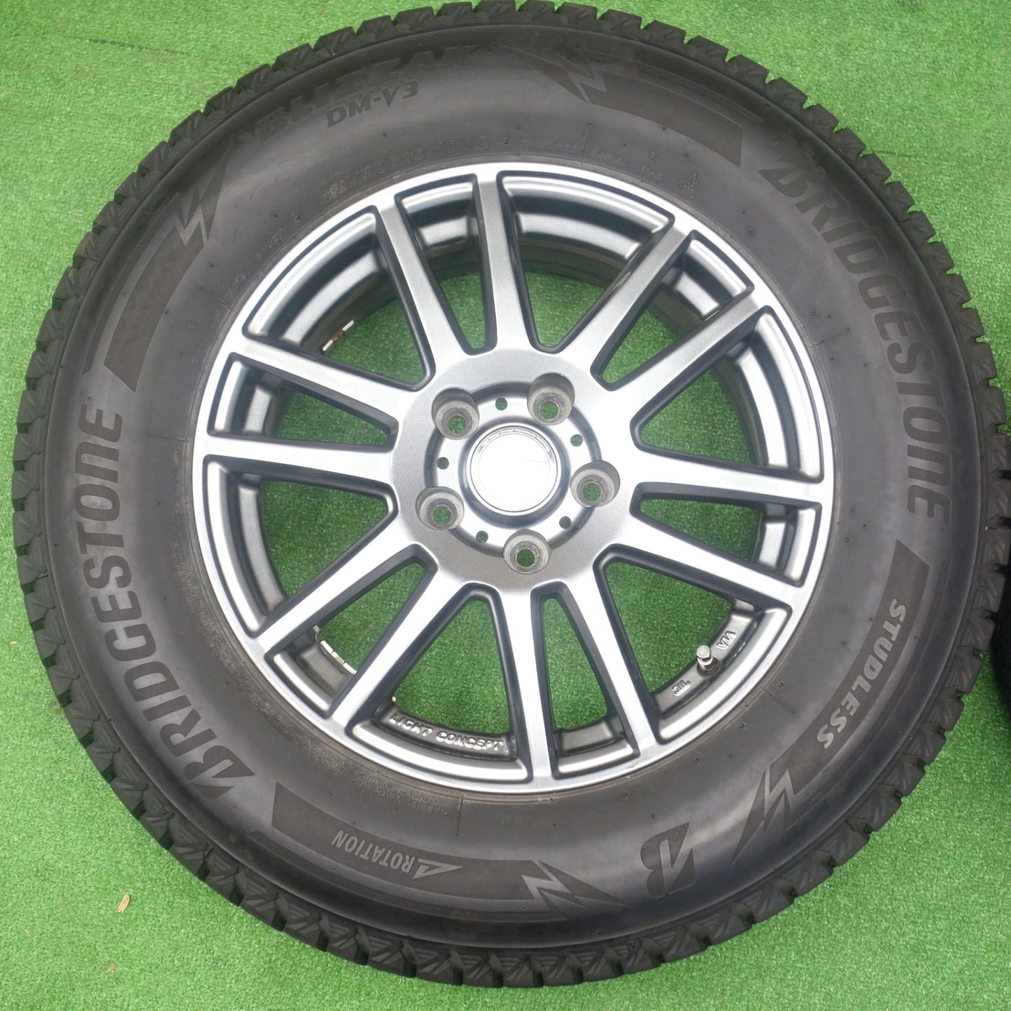 バリ溝！キレイ！8.5分★スタッドレス 215/70R16 ブリヂストン ブリザック DM-V3 dp devotion デボーション 16インチ PCD114.3/5H★6011504KTス