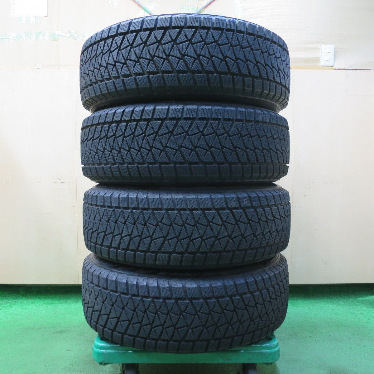 *送料無料* バリ溝！キレイ！9分★スタッドレス 235/65R18 ブリヂストン ブリザック DM-V2 社外 アルミ 18インチ PCD114.3/5H★4090309イス