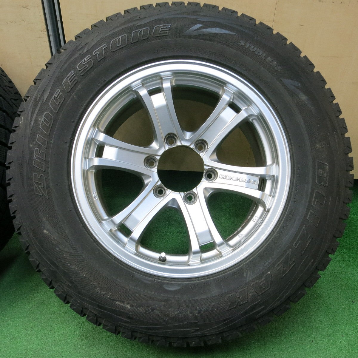*送料無料* キレイ★スタッドレス KEELER 265/65R17 ブリヂストン ブリザック DM-V1 キーラー 17インチ PCD139.7/6H★4031501イス