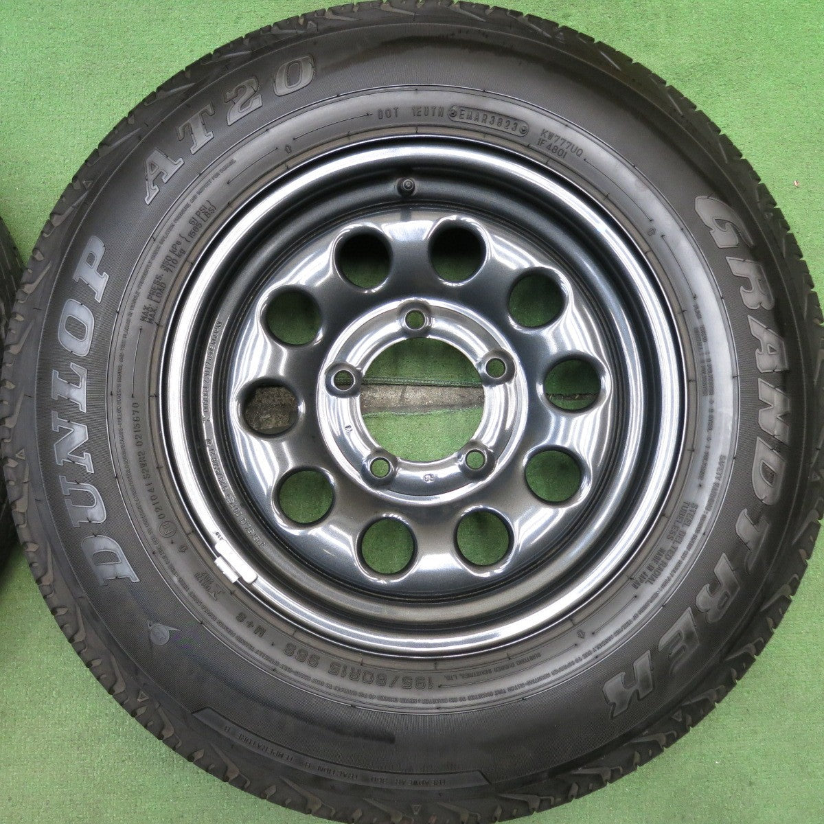 バリ溝！23年！キレイ！8.5分◎スズキ ジムニー シエラ 純正 スチール 195/80R15 ダンロップ AT20 グラントレック 15インチ PCD139.7/5H◎6081414HAノ