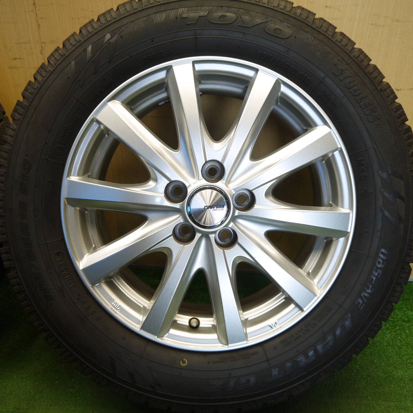 バリ溝！キレイ！9.5分★プリウス 等 195/65R15 スタッドレス トーヨー オブザーブ ガリット GIZ ravrion RS01 ラブリオン 15インチ PCD100/5H★6042811Hス