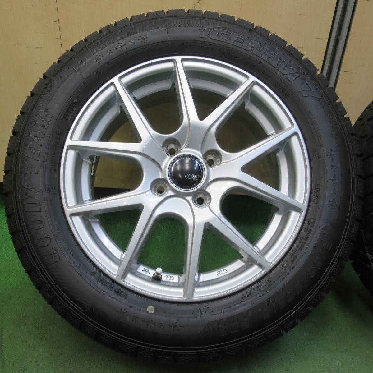 バリ溝！25年！キレイ！ほぼ10分★スタッドレス 185/65R15 グッドイヤー アイスナビ7 SPORT DAISY スポルト デイジー 15インチ PCD100/4H★6060907イス