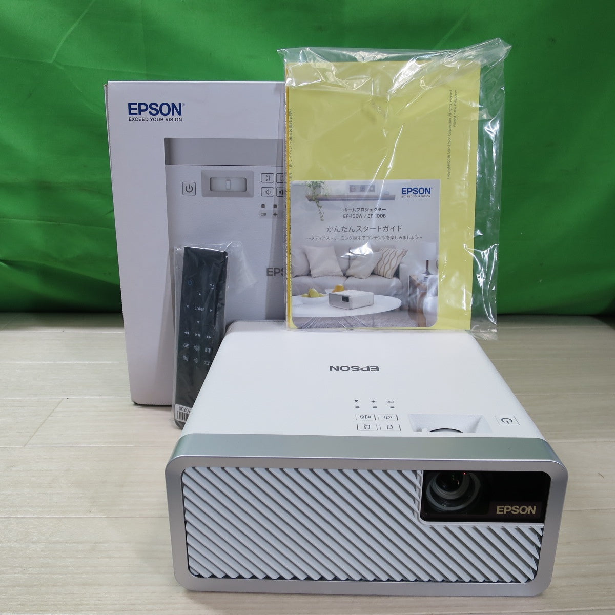 [送料無料] 美品☆エプソン ホーム プロジェクター EF-100W ランプ稼働時間 21時間 外箱 コード リモコン 付き ホワイト エプソン☆