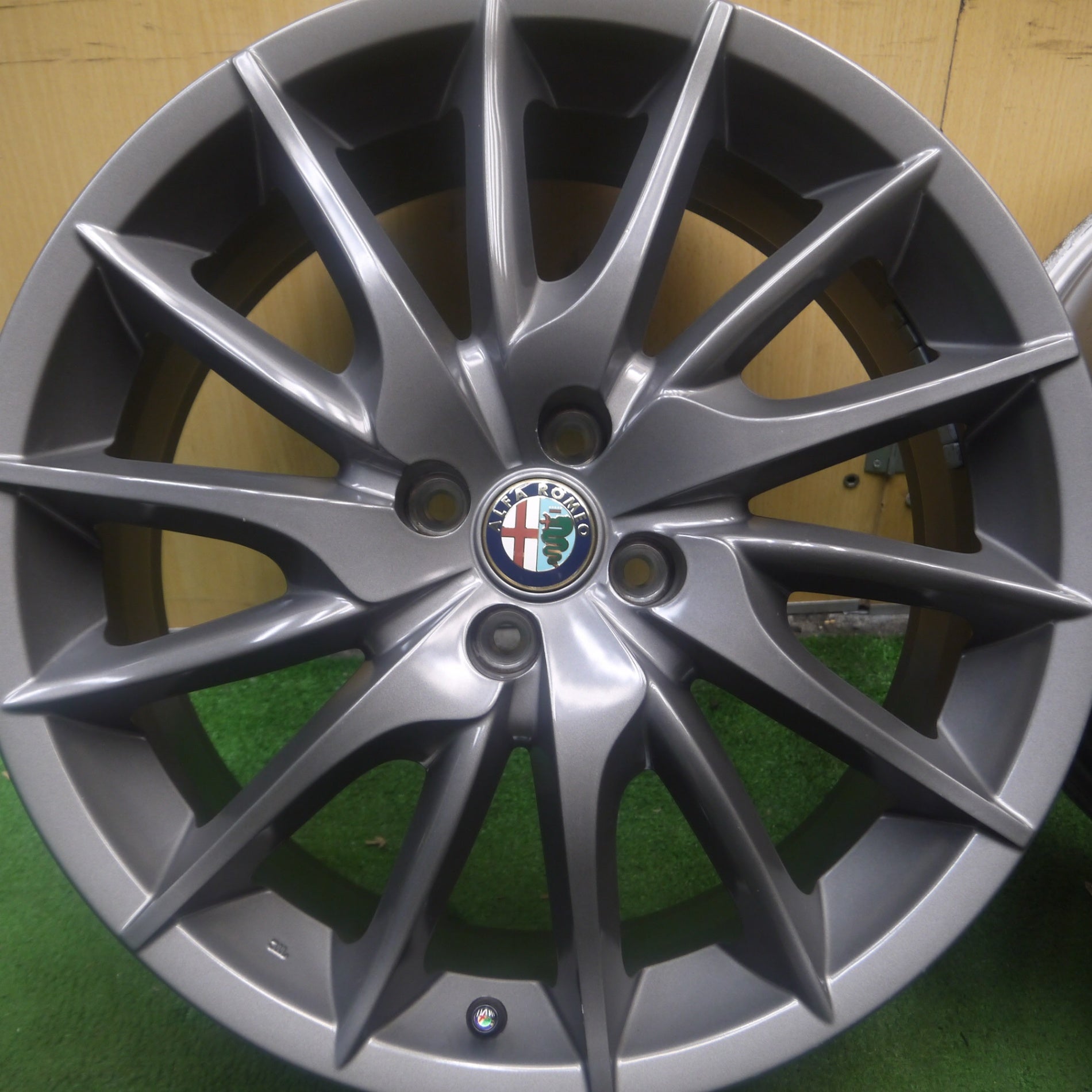 アルファロメオ　ミト　純正　18インチ　ホイール、タイヤセット アルファロメオ ミト 純正 18インチ ホイール、タイヤセット 希少 正規