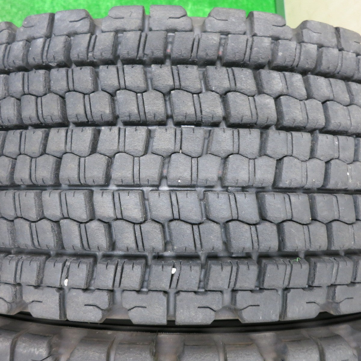 *送料無料* バリ溝！23年！9.5分★トラック タイヤ 245/70R19.5 136/134J スタッドレス ブリヂストン W900 19.5インチ★4072002NJスタ