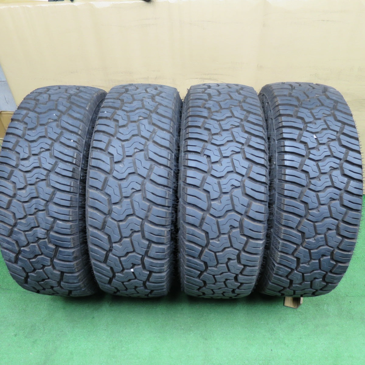 バリ溝！25年！キレイ！9.5分★トヨタ GUN125 ハイラックス GRスポーツ 純正 265/65R18 122/119Q ヨコハマ ジオランダー X-AT 18インチ PCD139.7/6H★6022801NKノ