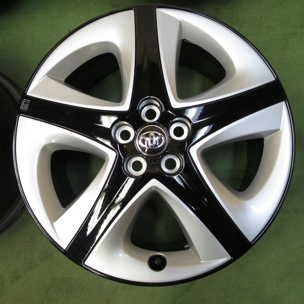 新車外し★トヨタ 50系 プリウス ツーリング 純正 ホイール 17インチ 17×7J PCD100/5H★6071102NGホ