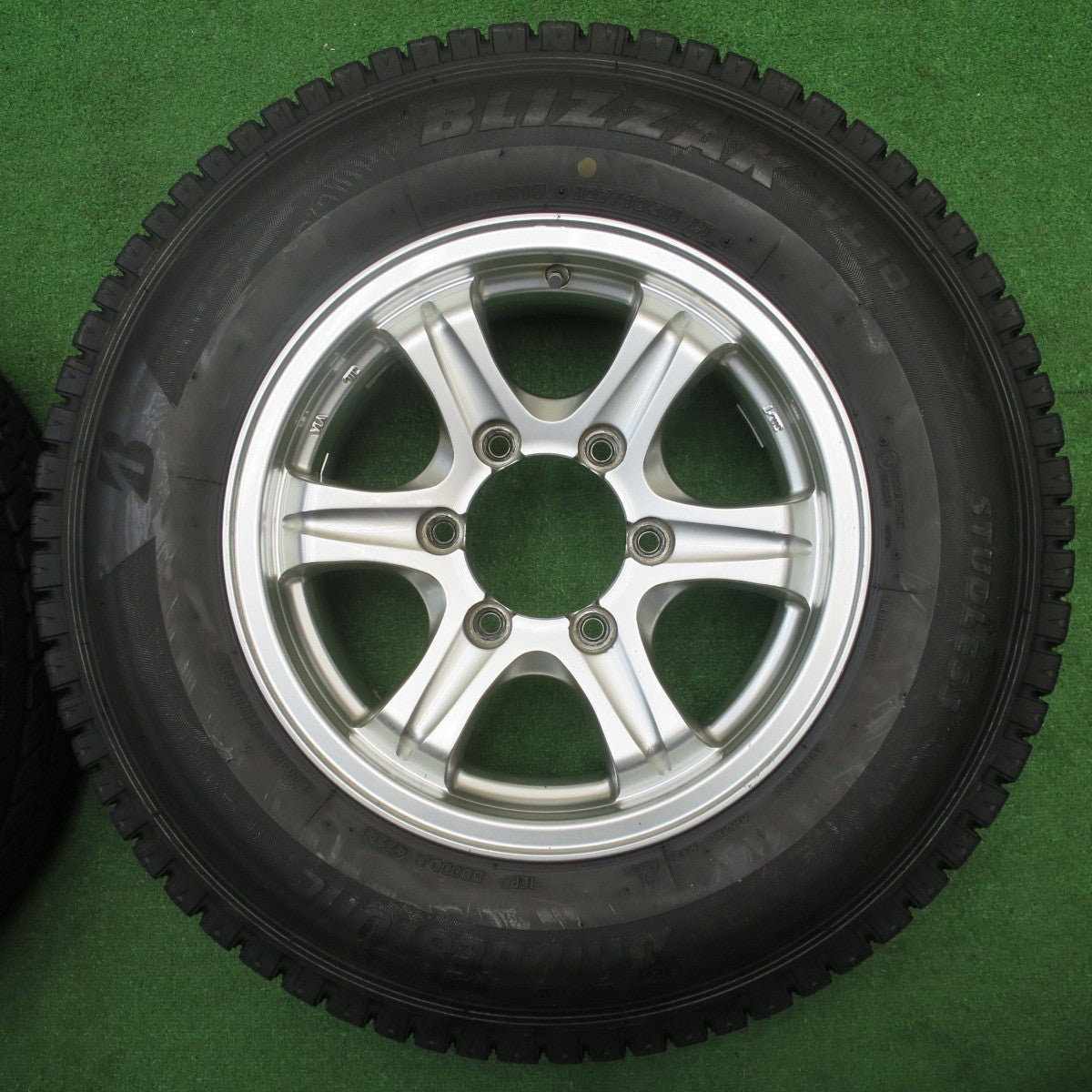 バリ溝！24年！9.5分★KEELER 195/80R15 107/105N スタッドレス ブリヂストン ブリザック VL10 キーラー 15インチ PCD139.7/6H★5112404NJス