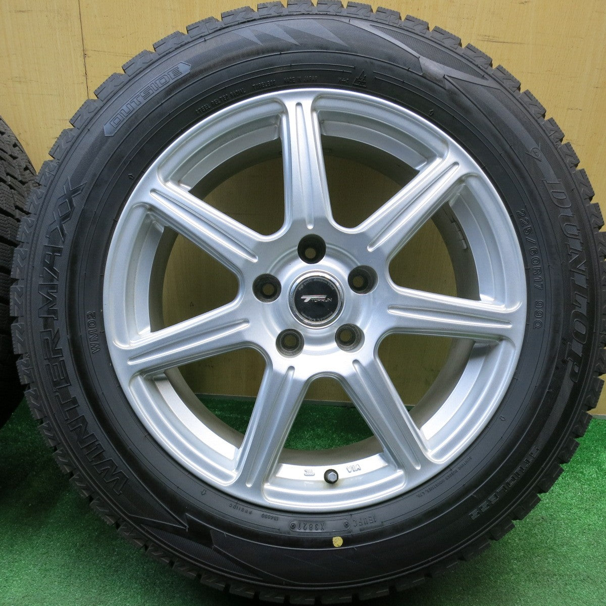 バリ溝！キレイ！9.5分以上★スタッドレス 225/60R17 ダンロップ ウインターマックス WM02 TOPRUN トップラン 17インチ PCD114.3/5H★6012201HAス