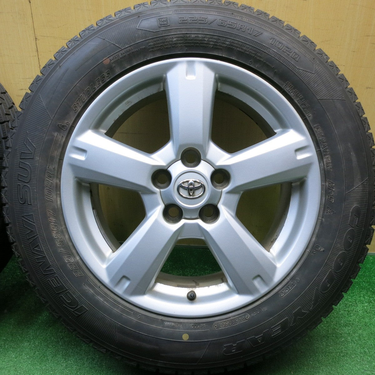 バリ溝！21年！キレイ！9.5分★トヨタ 30系 RAV4 純正 225/65R17 スタッドレス グッドイヤー アイスナビ SUV 17インチ PCD114.3/5H★5121405HAス