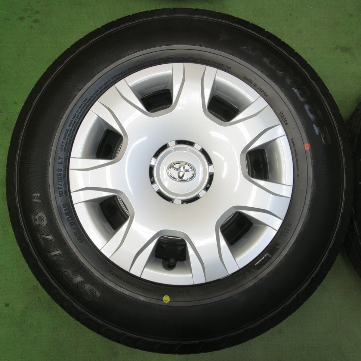 新車外し！26年★トヨタ 200系 ハイエース 純正 スチール 195/80R15 107/105S ダンロップ SP175N 15インチ PCD139.7/6H★6040411イノ