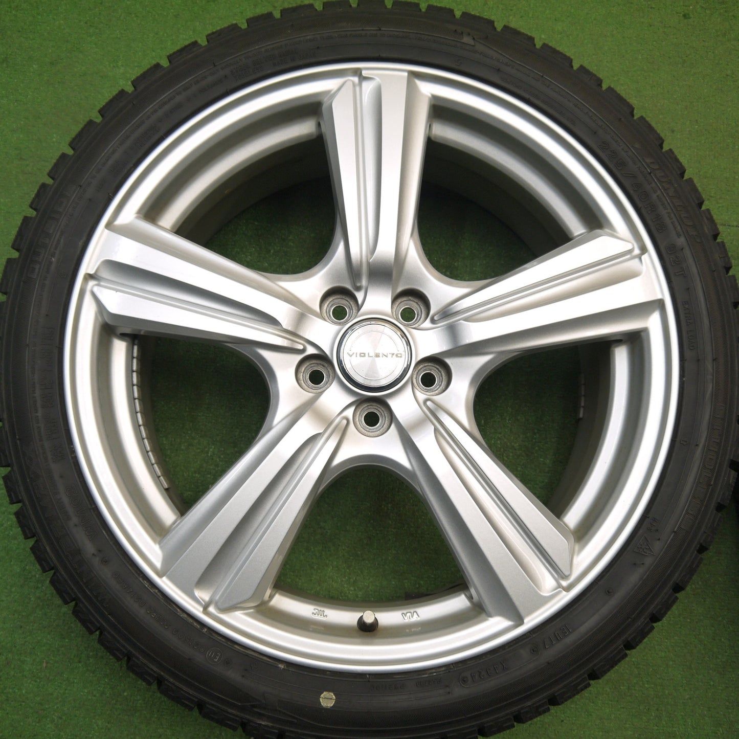 バリ溝！24年！9.5分★レガシィ 等 225/40R18 スタッドレス ダンロップ ウインターマックス WM02 VIOLENTO ヴィオレント 18インチ PCD100/5H★5121001Hス