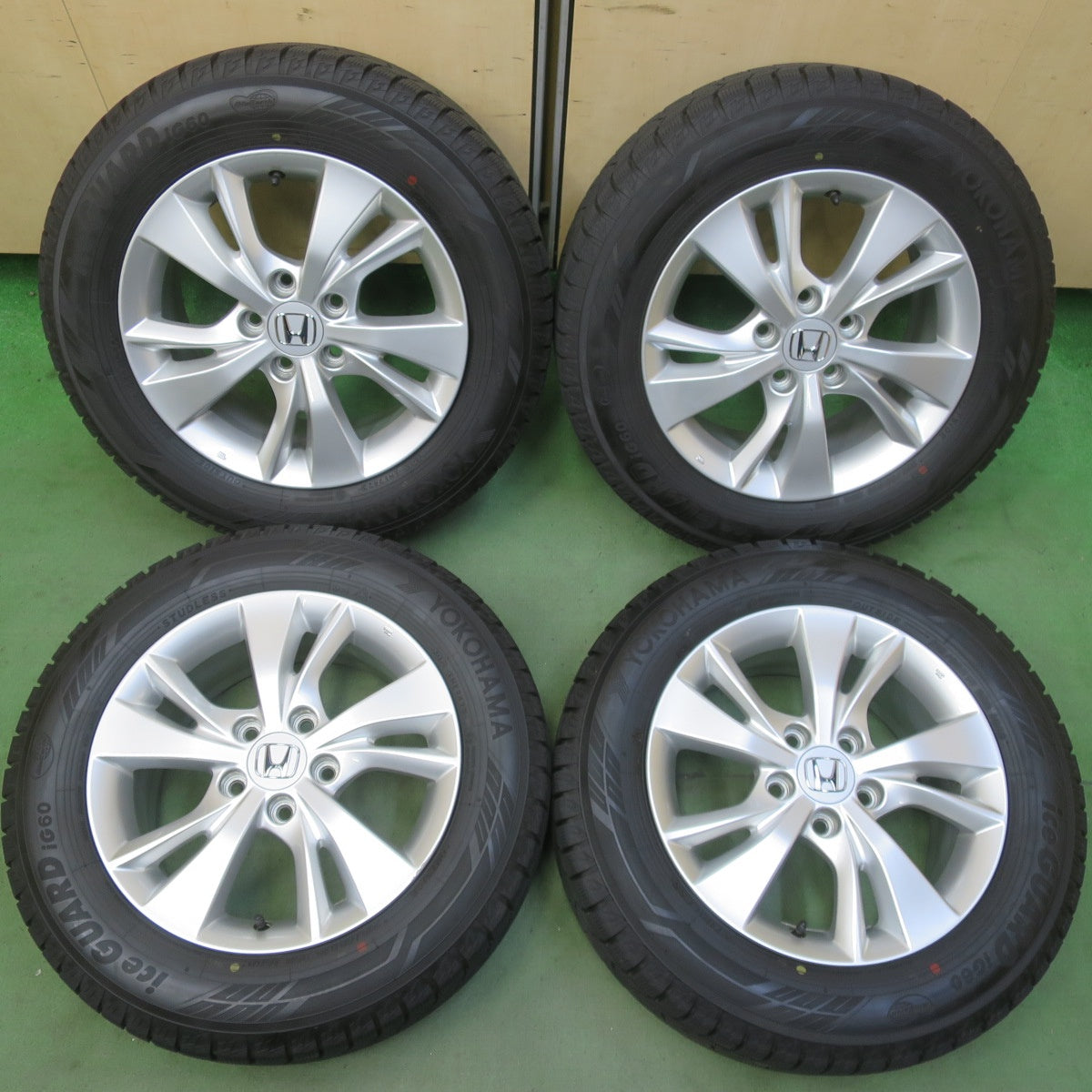 バリ溝！23年！キレイ！9.5分◎ホンダ RU ヴェゼル 純正 215/60R16 スタッドレス ヨコハマ アイスガード iG60 16インチ PCD114.3/5H◎6070103イス