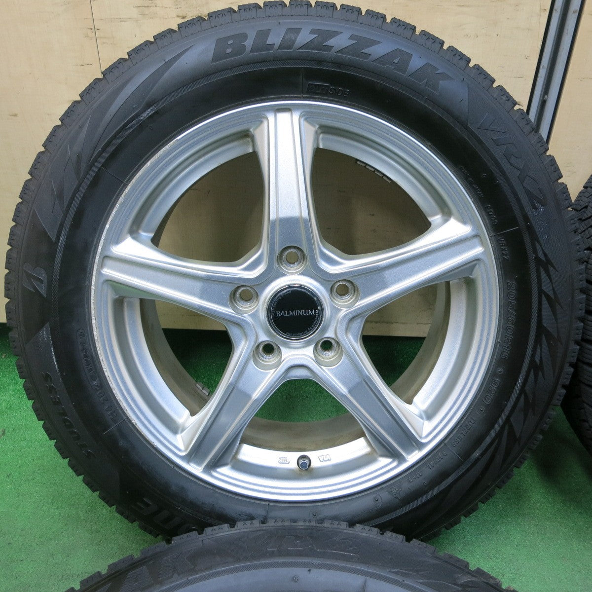 [送料無料] バリ溝！22年！キレイ！9.5分★スタッドレス 205/60R16 ブリヂストン ブリザック VRX2 BALMINUM バルミナ 16インチ PCD114.3/5H★4110811SYス