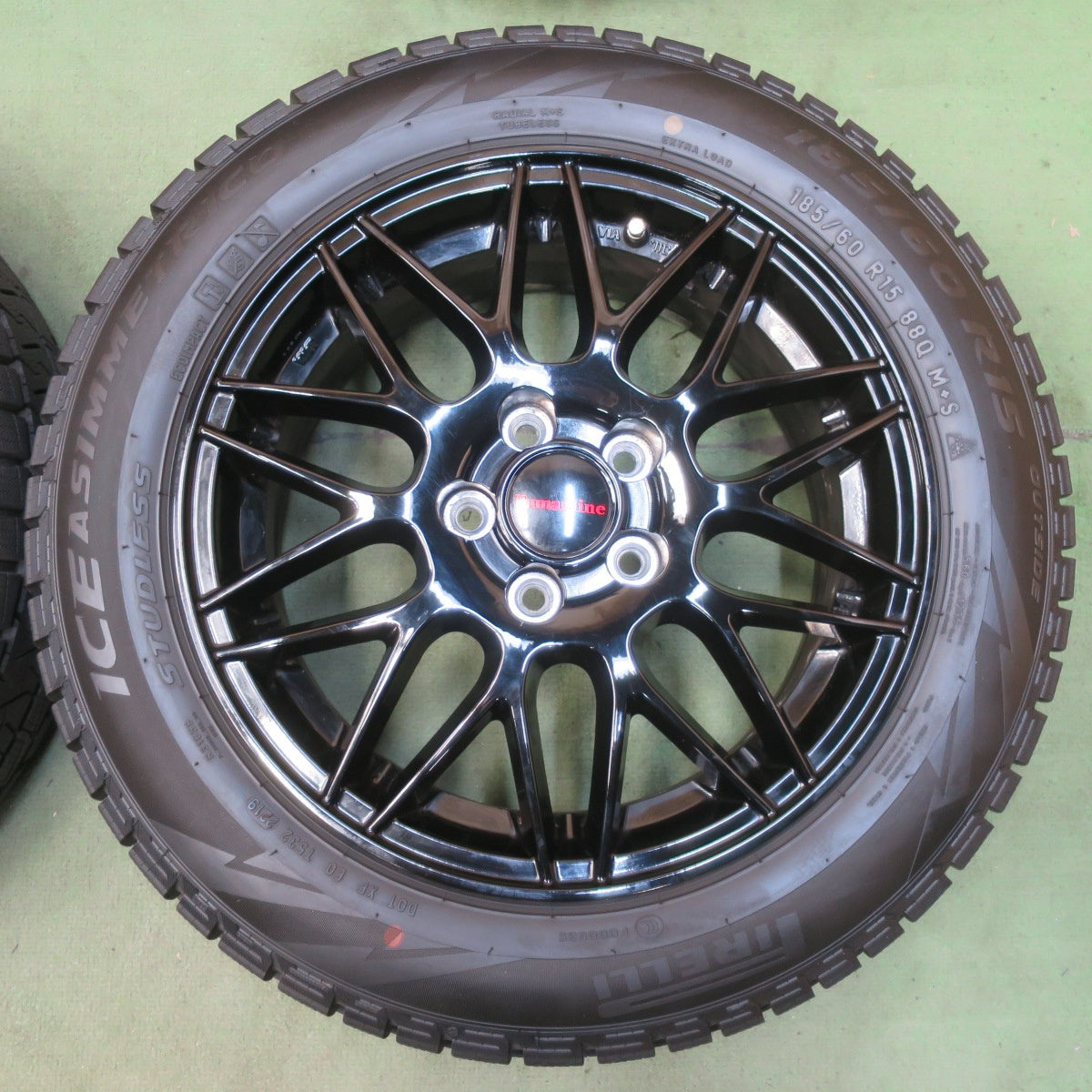バリ溝！キレイ！9.5分以上◎シエンタ 等 185/60R15 スタッドレス ピレリ アイスアシンメトリコ Humanline MM-022 ヒューマンライン 15インチ PCD100/5H◎6082910イス