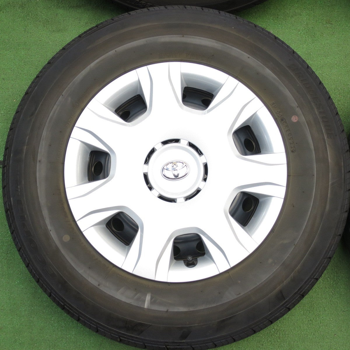 *送料無料* バリ溝！22年！綺麗！9.5分★トヨタ 200系 ハイエース 純正 スチール 195/80R15 107/105N ブリヂストン エコピア RD613 PCD139.7/6H★4040606クノ