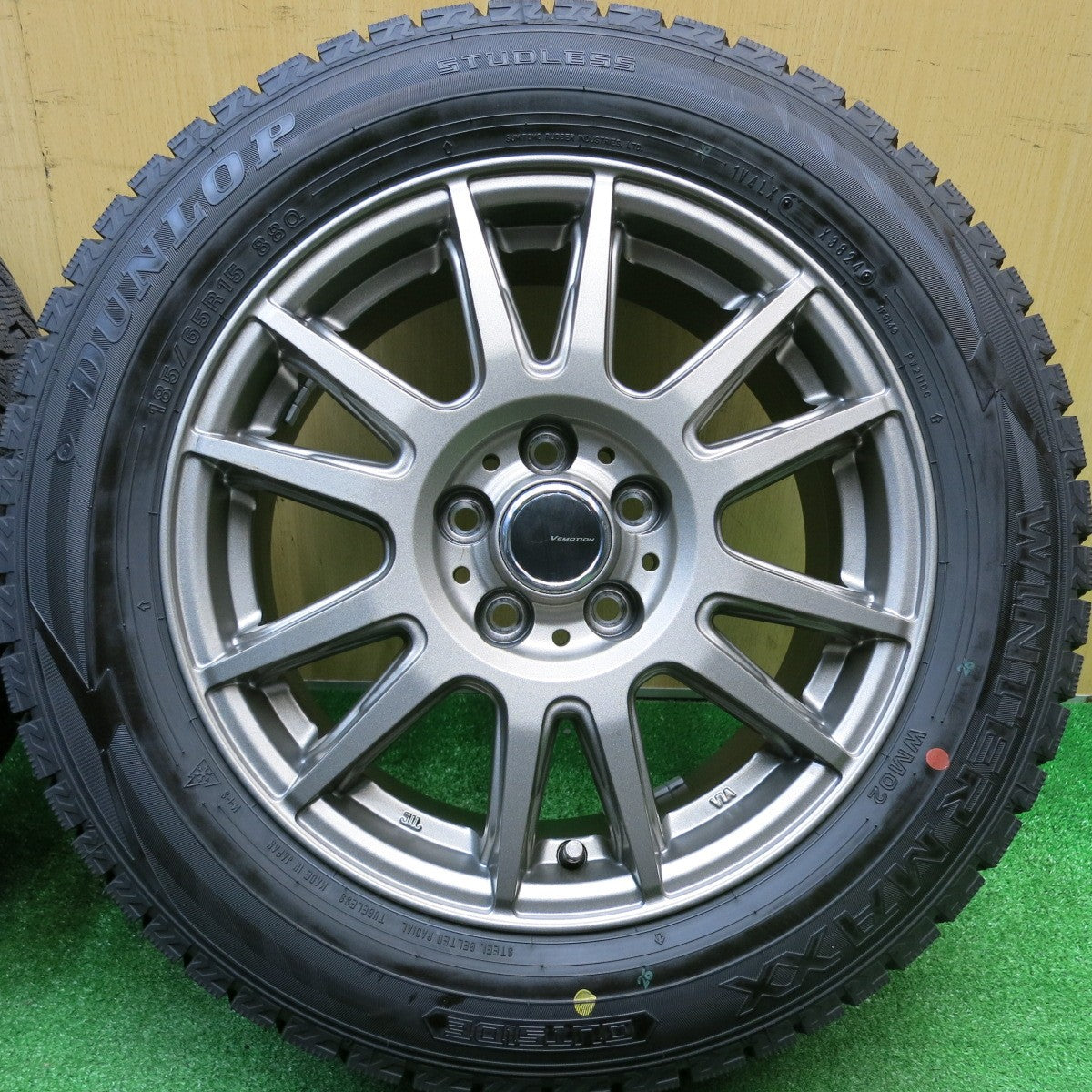 バリ溝！24年！キレイ！9.5分以上★シエンタ 等 185/65R15 スタッドレス ダンロップ ウインターマックス WM02 VEMOTION Vエモーション 15インチ PCD100/5H★5112010HAス