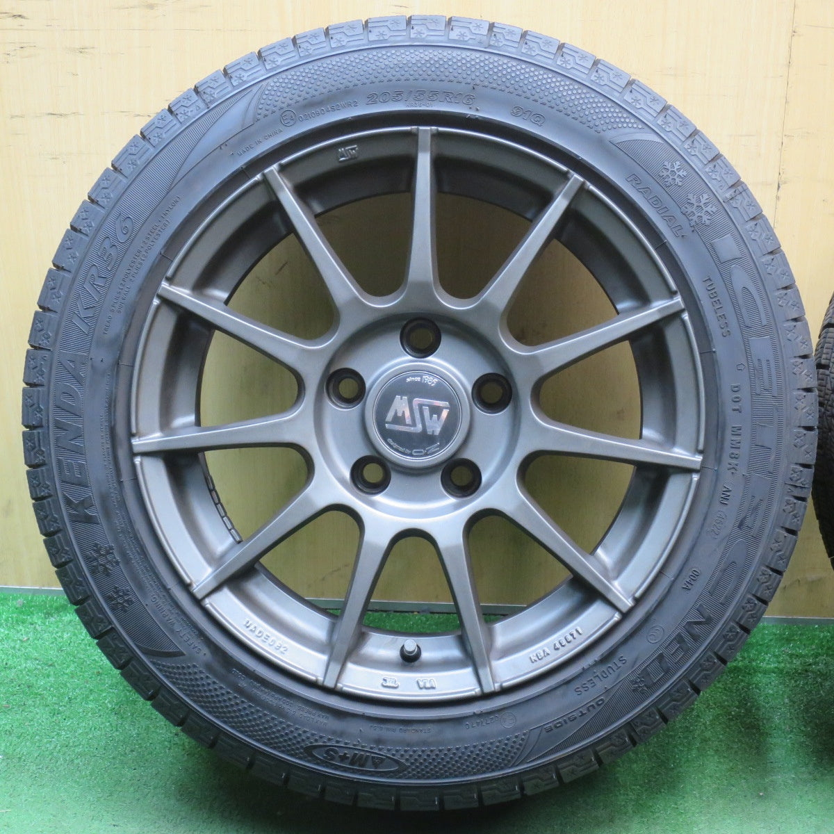 バリ溝！22年！キレイ！9.5分★BMW 等 MSW85 O・Z 205/55R16 スタッドレス ケンダ KR36 アイステック ネオ 16インチ OZ PCD120/5H★5100102NJス