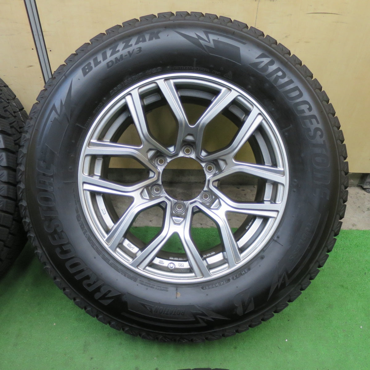 バリ溝！21年！キレイ！9.5分★スタッドレス 265/65R17 ブリヂストン ブリザック DM-V3 KAZERA H301 カゼラ 17インチ PCD139.7/6H★5112105TTス