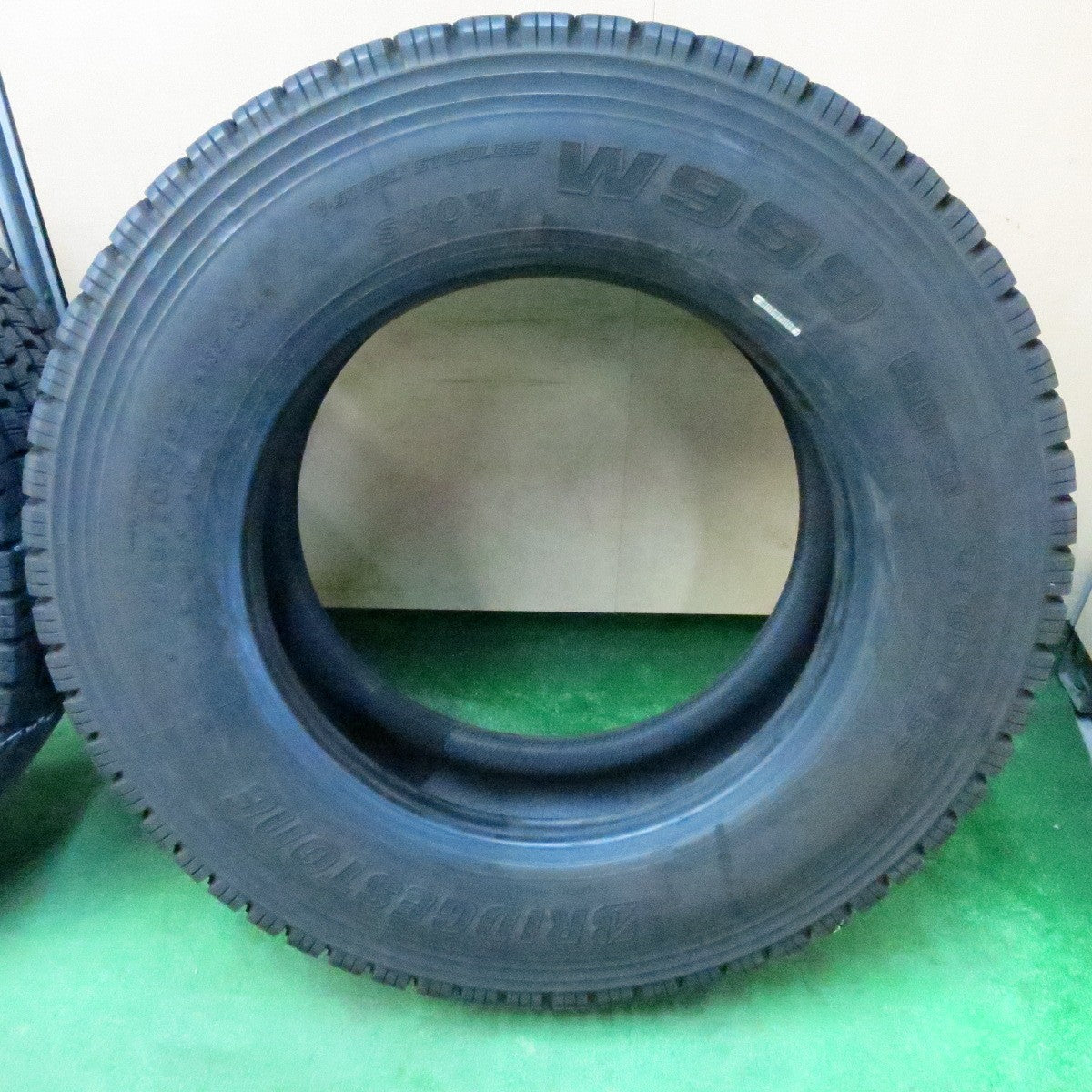 *送料無料* バリ溝！23年！9.5分以上★トラック タイヤ 245/70R19.5 136/134J スタッドレス ブリヂストン W999 19.5インチ★4050410ナス