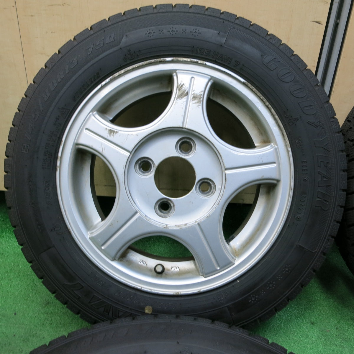 *送料無料* バリ溝！23年！9分★スタッドレス 145/80R13 グッドイヤー アイスナビ7 社外 アルミ 13インチ PCD100/4H★4072503SYス