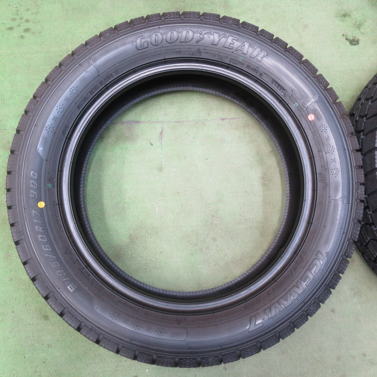 未使用！25年★スタッドレス 195/60R17 グッドイヤー アイスナビ7 タイヤ 17インチ ライズ ロッキー 60系 プリウス 等★6030414イスタ