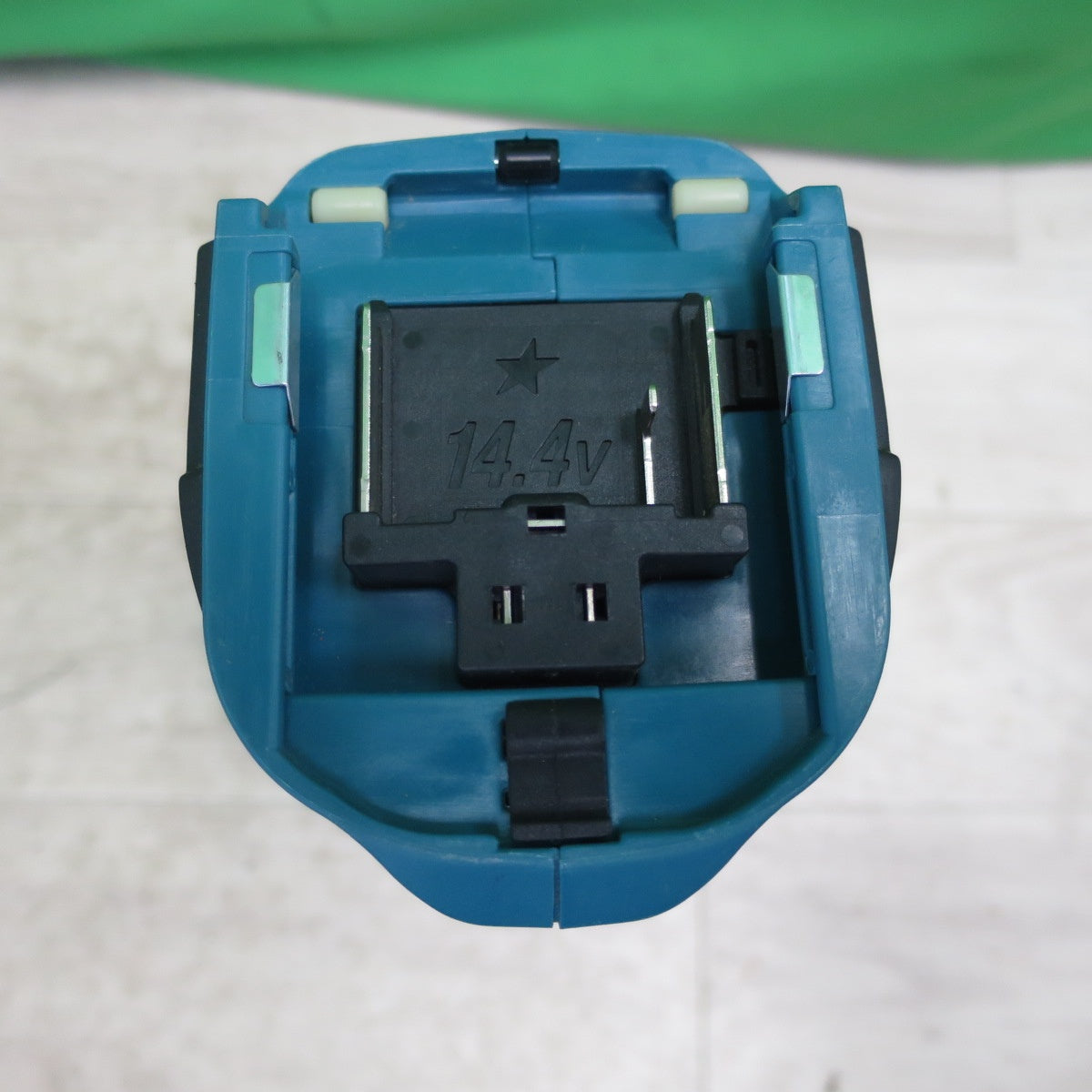 [送料無料] キレイ！付属品付き☆マキタ 14.4V 充電式 マルチ ツール TM41D バッテリー 充電器 アタッチメント 付き 切断 剥離 研削 電動 工具☆