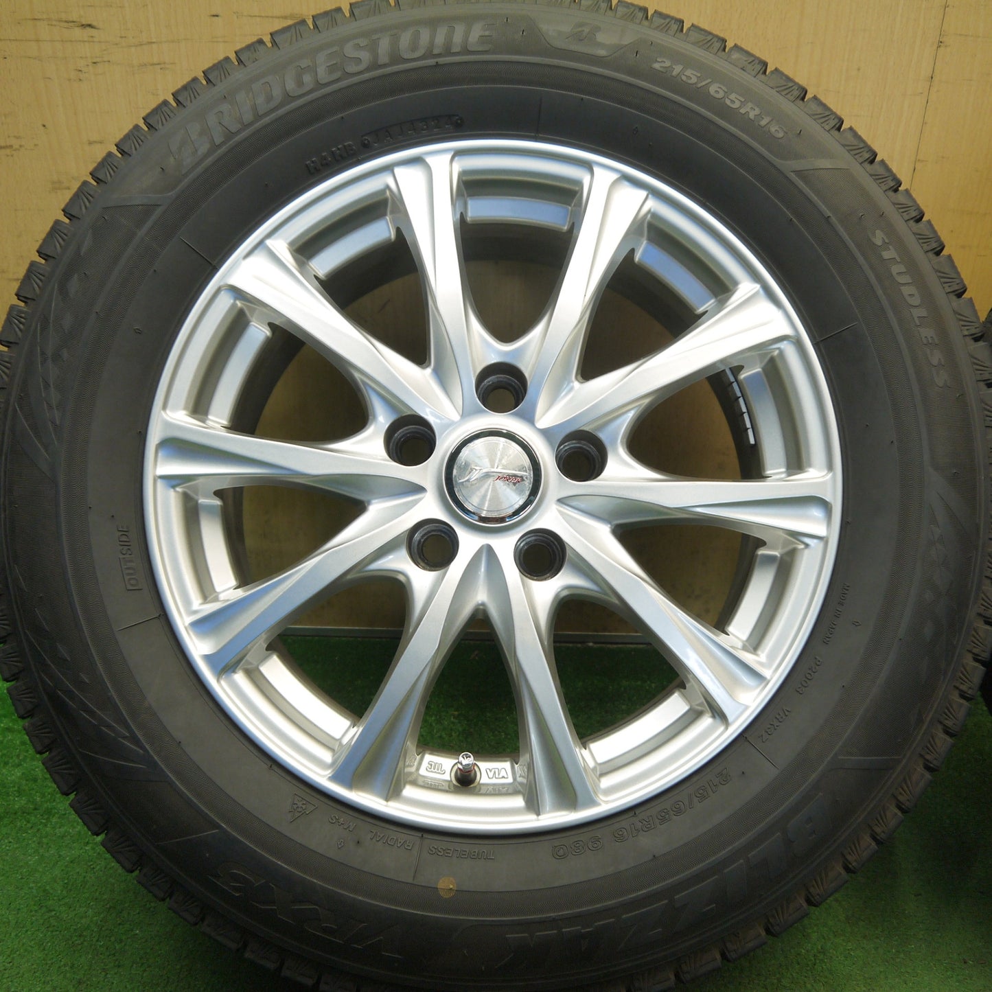 バリ溝！24年！キレイ！9.5分以上◎スタッドレス 215/65R16 ブリヂストン ブリザック VRX3 JOKER ジョーカー 16インチ PCD114.3/5H◎6070102Hス
