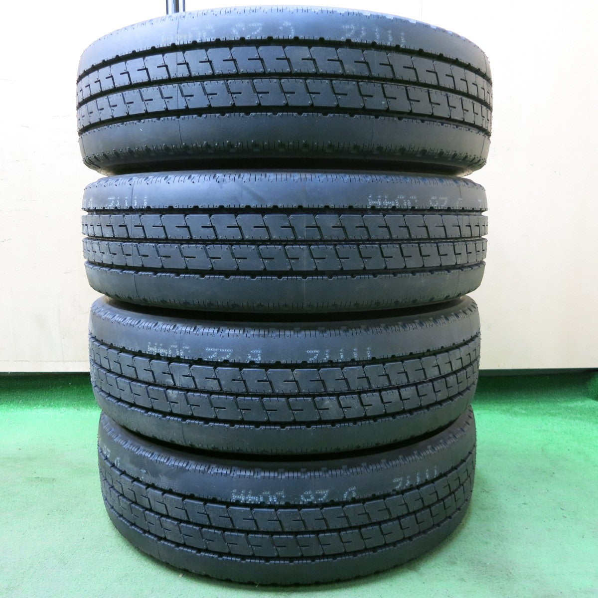 [送料無料] タイヤ未使用！24年★トラック タイヤ 205/70R16 111/109N ブリヂストン デュラビス R207 TOPY スチール 16インチ DURAVIS PCD203.2/5H★5030801ナノ