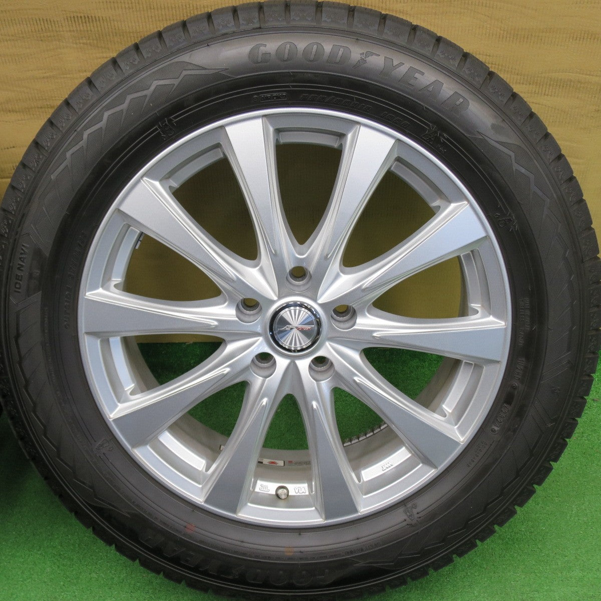 バリ溝！24年！キレイ！9.5分以上◎スタッドレス 225/60R18 グッドイヤー アイスナビ8 JOKER ジョーカー 18インチ PCD114.3/5H◎6062701NKス