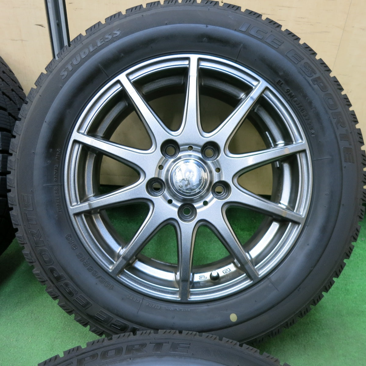 [送料無料] バリ溝！23年！キレイ！ほぼ10分★スタッドレス 195/65R15 アイスエスポルテ TIRO ティーロ 15インチ PCD114.3/5H★4121103SYス