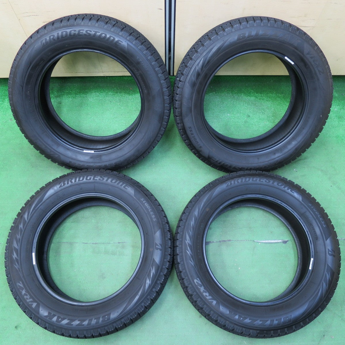 [送料無料] バリ溝！22年！9.5分★スタッドレス 205/60R16 ブリヂストン ブリザック VRX2 タイヤ 16インチ ノア ヴォクシー プリウスα 等★4102105イスタ