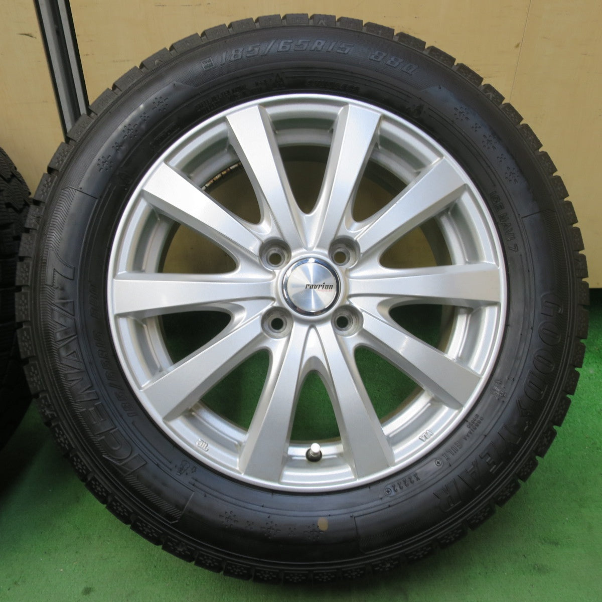 バリ溝！22年！キレイ！9.5分以上★スタッドレス 185/65R15 グッドイヤー アイスナビ7 ravrion RS01 ラブリオン 15インチ PCD100/4H★5060903イス