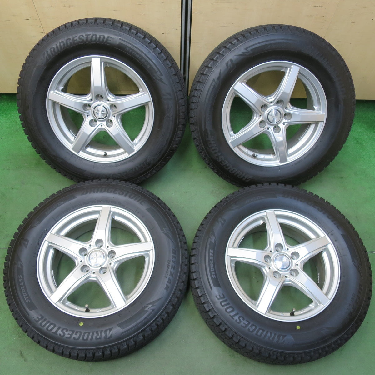 バリ溝！24年！キレイ！ほぼ10分★スタッドレス 215/70R16 ブリヂストン ブリザック DM-V3 VIOLENTO ヴィオレント 16インチ PCD114.3/5H★5112407イス
