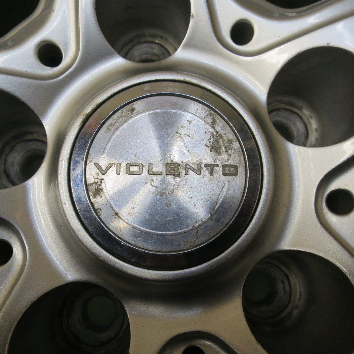 バリ溝！24年！キレイ！ほぼ10分★スタッドレス 215/70R16 ブリヂストン ブリザック DM-V3 VIOLENTO ヴィオレント 16インチ PCD114.3/5H★5112407イス