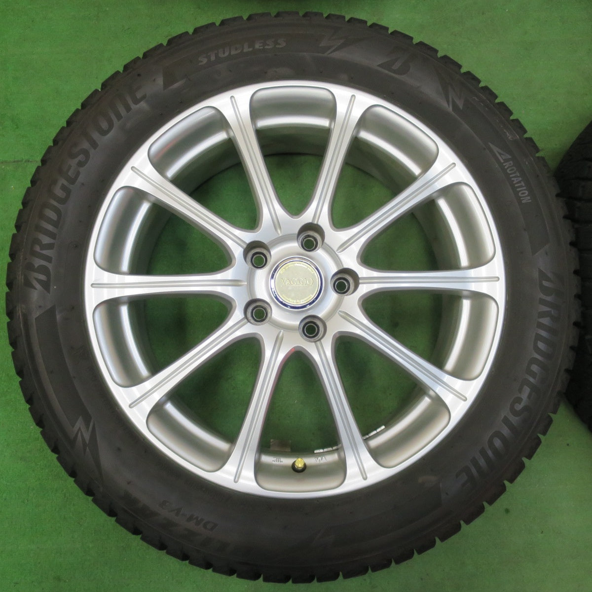 [送料無料] バリ溝！20年！キレイ！9.5分★スタッドレス 225/55R18 ブリヂストン ブリザック DM-V3 VAGGIO 18インチ PCD114.3/5H★4120309イス