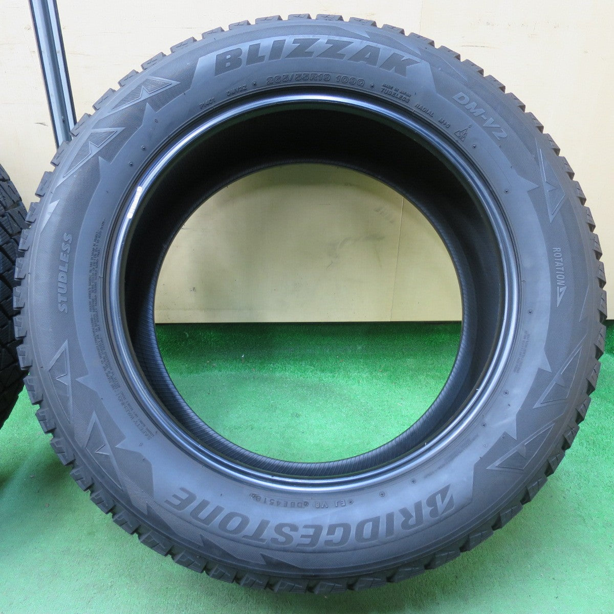 [送料無料] バリ溝！8.5分★スタッドレス 265/55R19 ブリヂストン ブリザック DM-V2 タイヤ 19インチ ランクル プラド ベンツ 等★4112902イスタ