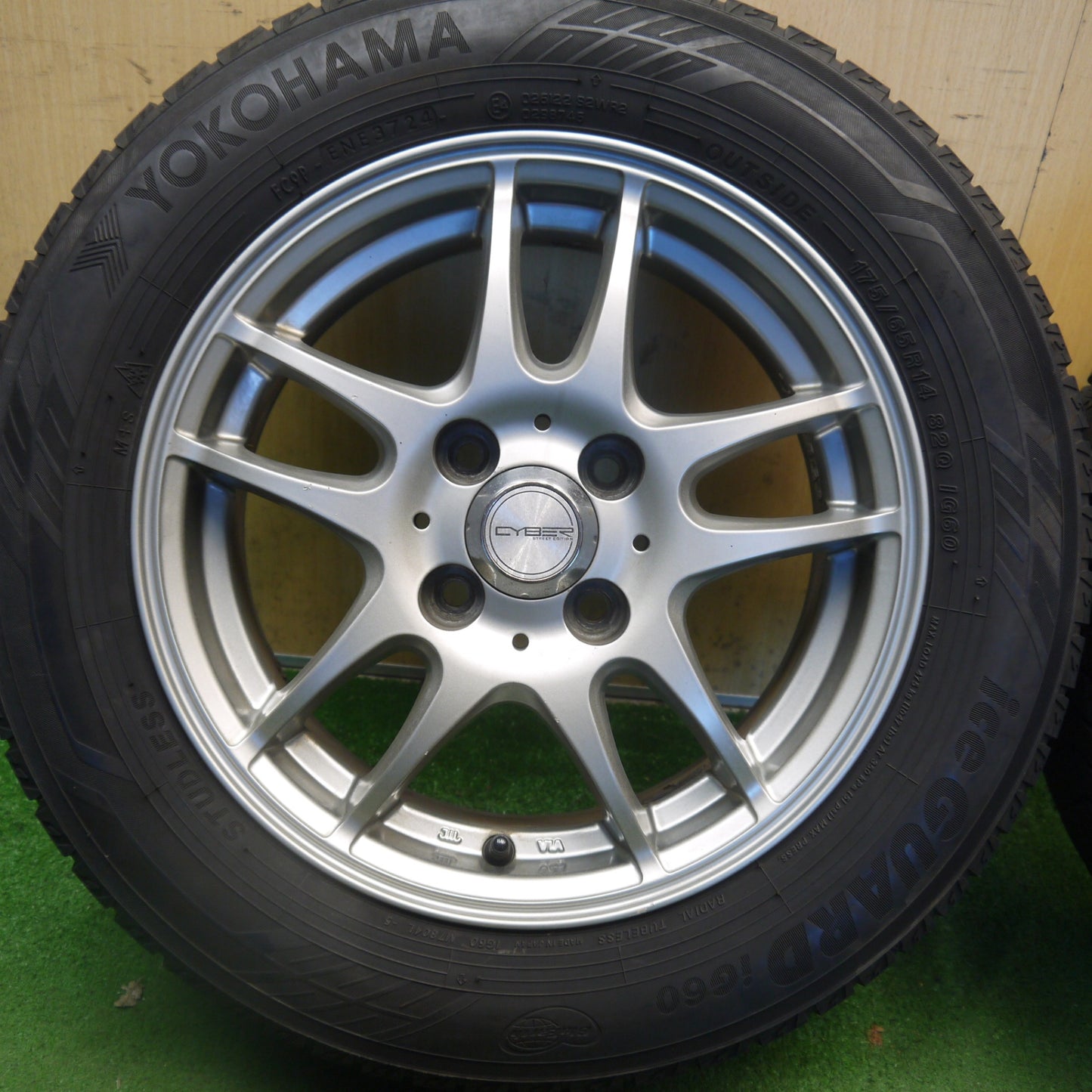 バリ溝！24年！9分◎スタッドレス 175/65R14 ヨコハマ アイスガード iG60 CYBER サイバー 14インチ PCD100/4H◎6083101Hス