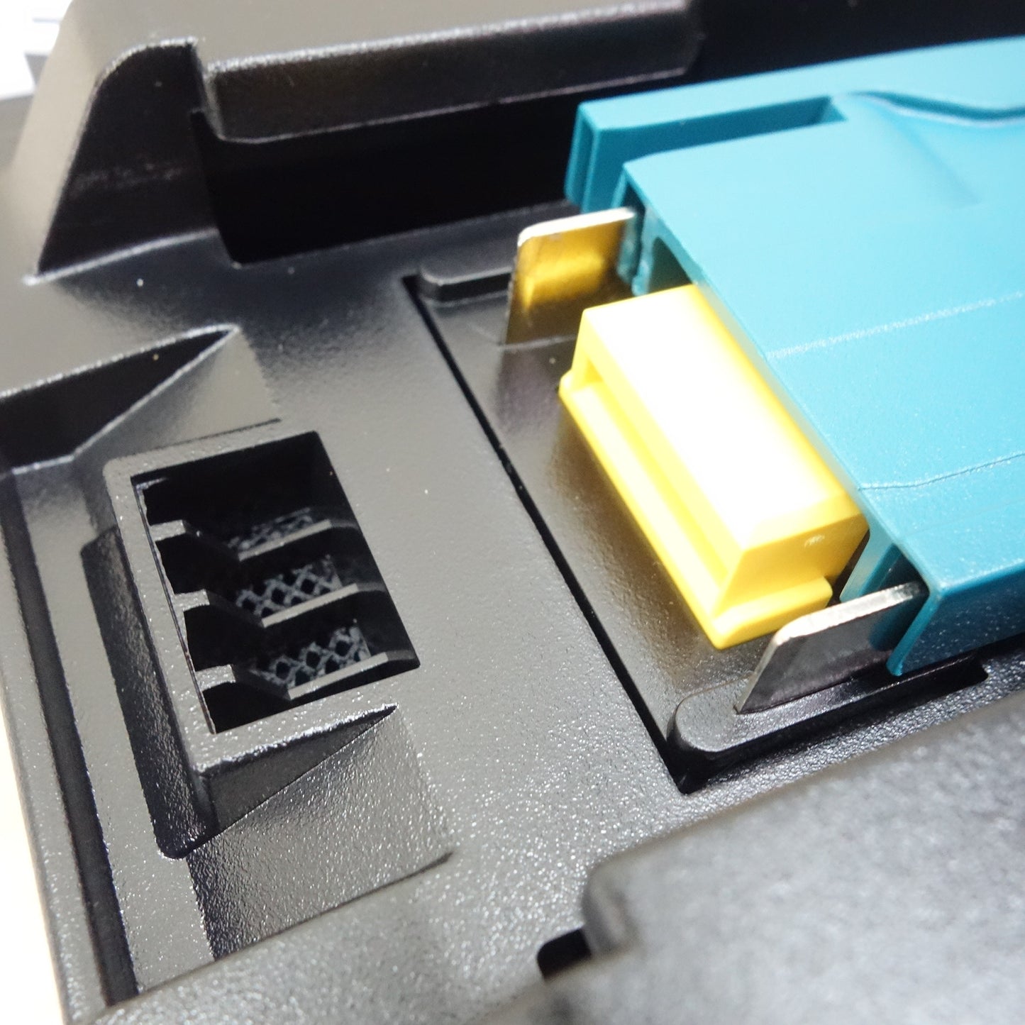 [送料無料] 未使用☆マキタ 急速 充電器 14.4V-18V AC 100V 専用 リチウム イオン バッテリ用 DC18RF 電動 工具☆