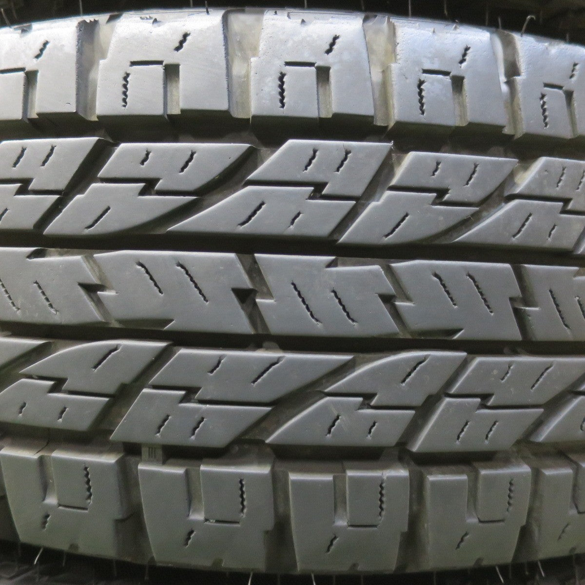 バリ溝！23年！キレイ！9.5分◎215/65R16 109/107S 8PR ヨコハマ ジオランダー A/T G015 ホワイトレター Exceeder エクシーダー 16インチ PCD114.3/5H◎6090403イノ
