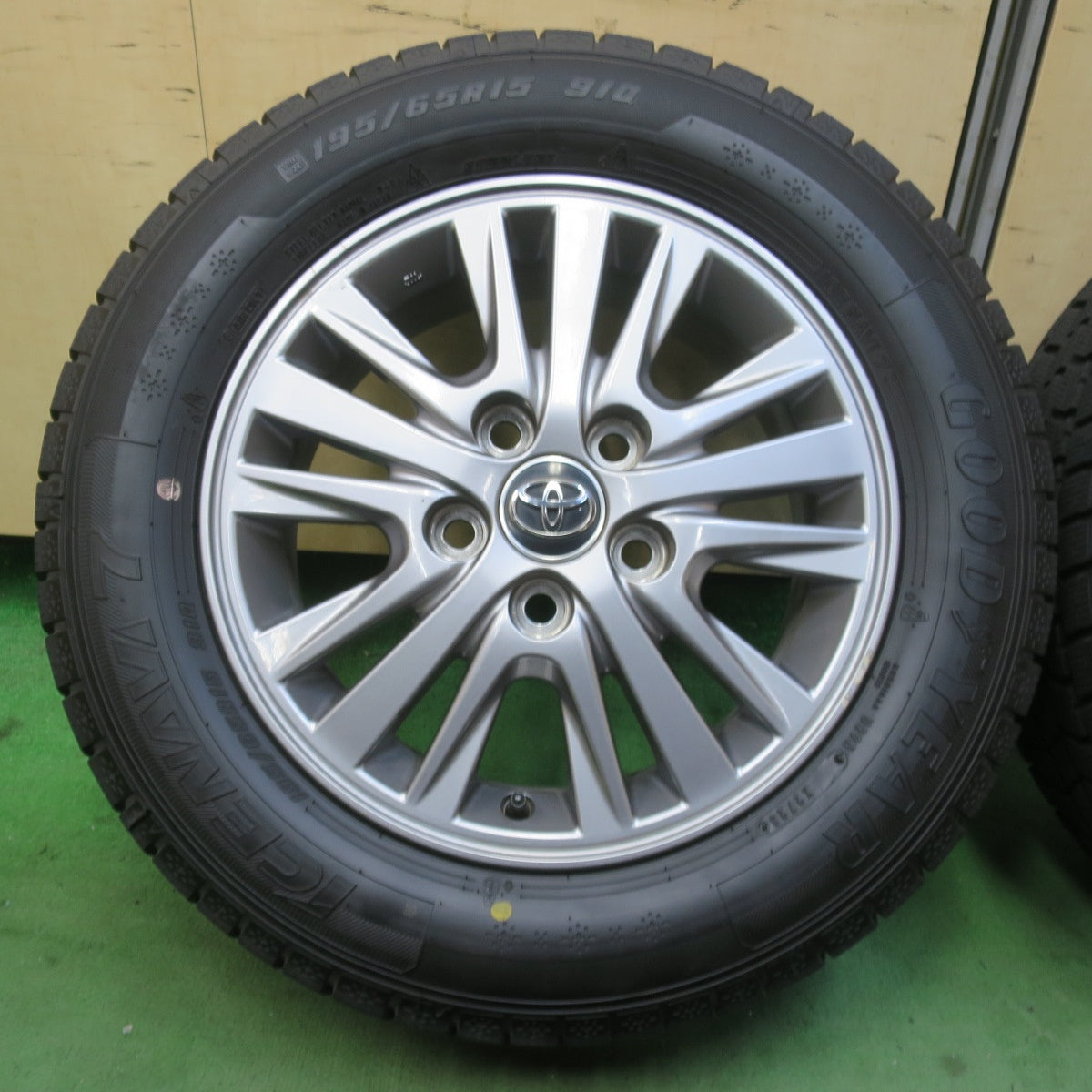 バリ溝！23年！キレイ！9.5分★トヨタ 80系 ノア ヴォクシー 純正 195/65R15 スタッドレス グッドイヤー アイスナビ7 15インチ PCD114.3/5H★6022606イス